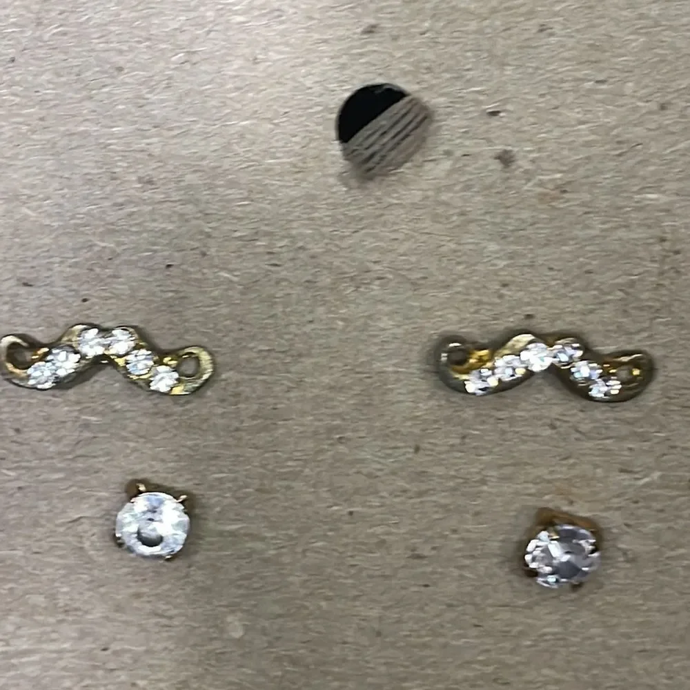 Three sets of earrings - Picture 3 of 5